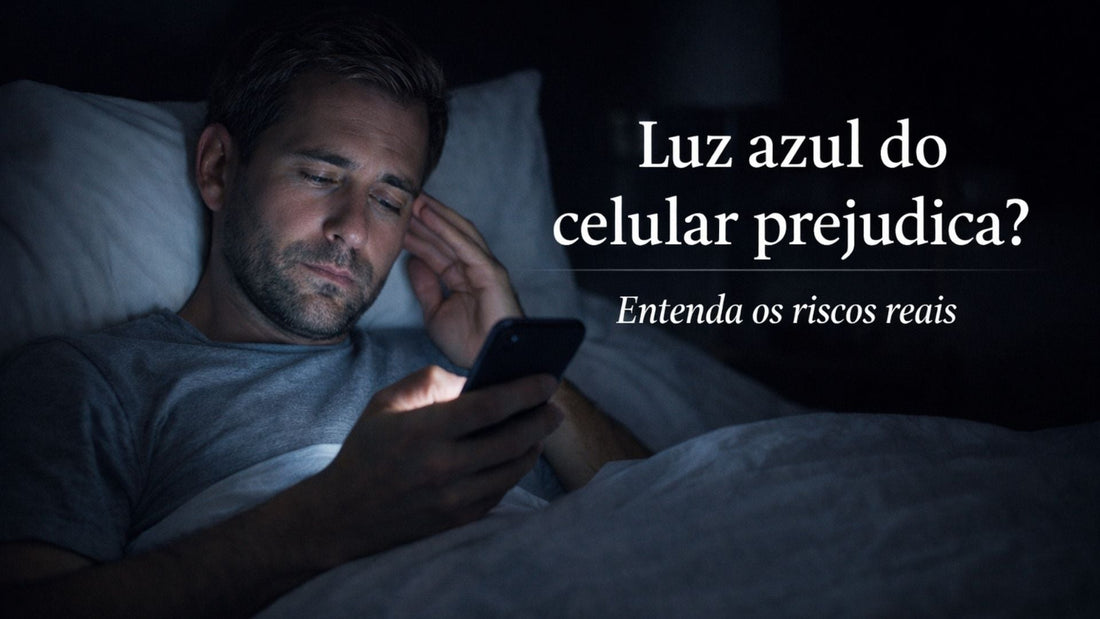 Pessoa usando celular à noite em ambiente escuro, ilustrando exposição à luz azul e possível fadiga ocular.
