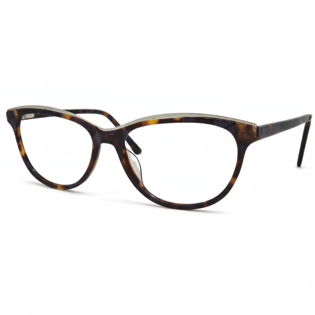 Óculos gatinho rajado feminino com armação em acetato leve e resistente. Imagem destacando o design moderno e as lentes transparentes, compatíveis com diferentes graus e tratamentos.