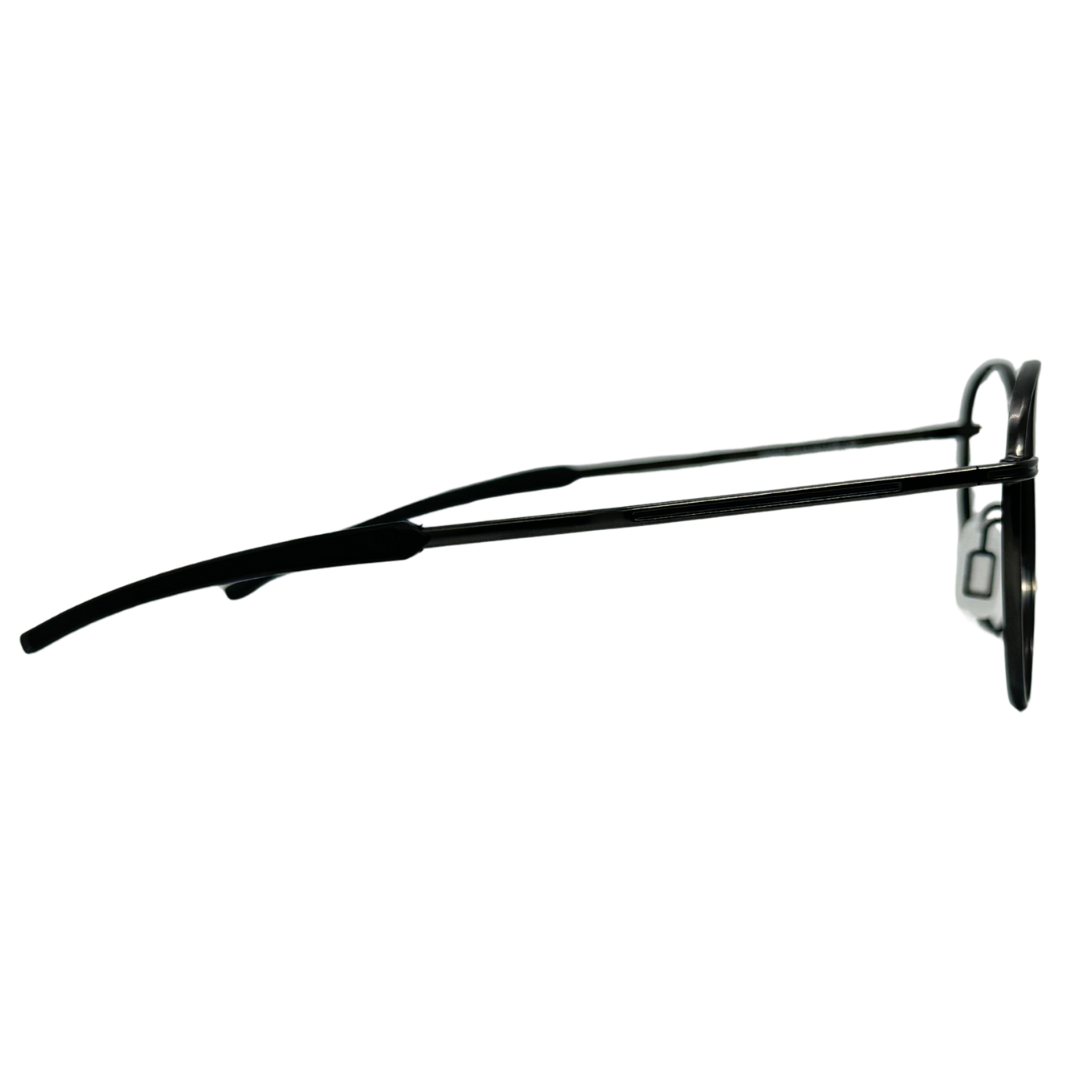Óculos redondo grafite unissex com armação em metal e fibra de carbono leve e resistente. Imagem destacando o design moderno e as lentes transparentes, compatíveis com diferentes graus e tratamentos.
