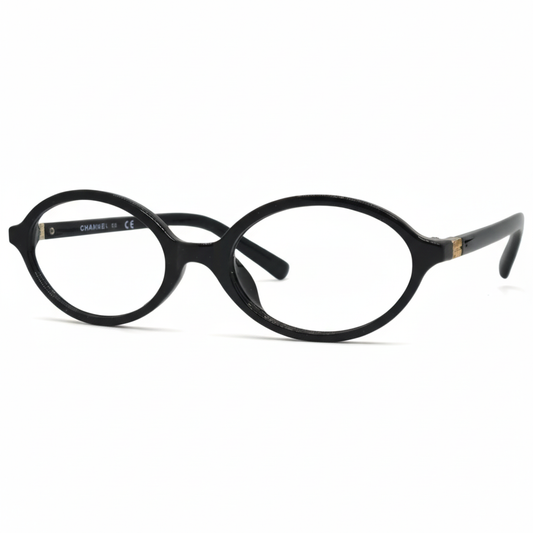 Óculos preto feminino em acetato com design inspirado no estilo Miu Miu. Imagem destacando o visual moderno e as lentes transparentes, compatíveis com diferentes graus e tratamentos.
