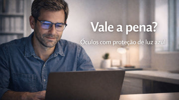 Pessoa trabalhando no computador usando óculos com proteção de luz azul em ambiente moderno.