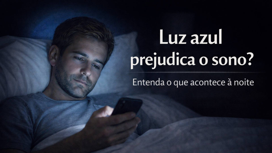 Pessoa usando celular à noite na cama com luz azul iluminando o rosto.