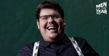 Casimiro Miguel usando óculos de grau com armação quadrada de nylon durante a premiação Men of the Year 2022.