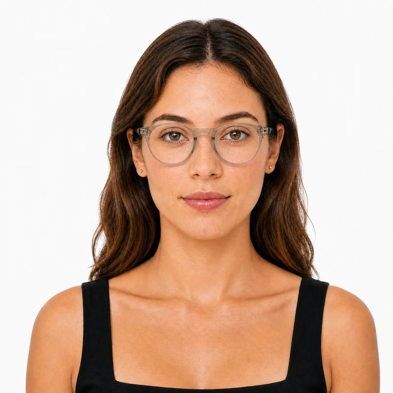 Milan - Cinza Transparente — modelo feminino usando a armação