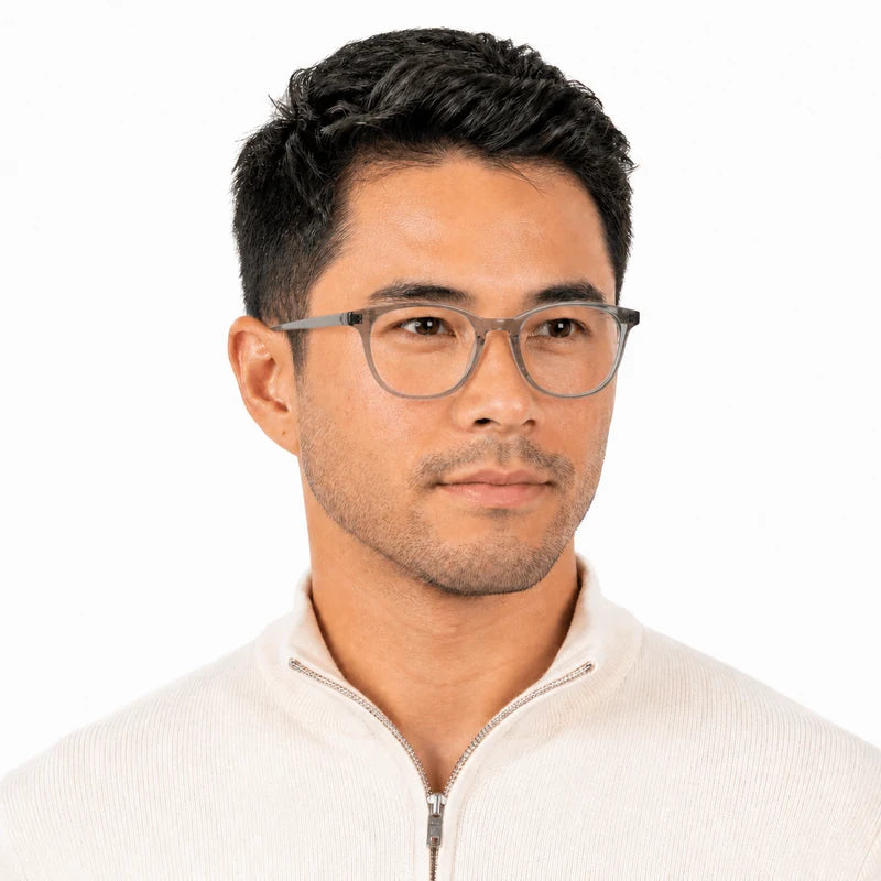 Arthur - Cinza Transparente — modelo masculino usando a armação