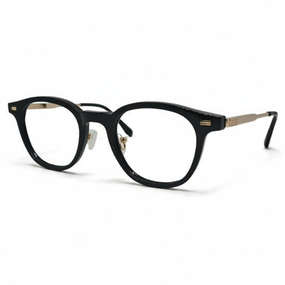 Óculos quadrado feminino preto em acetato leve e resistente. Imagem destacando o design moderno e lentes transparentes compatíveis com miopia e hipermetropia para longe ou perto.