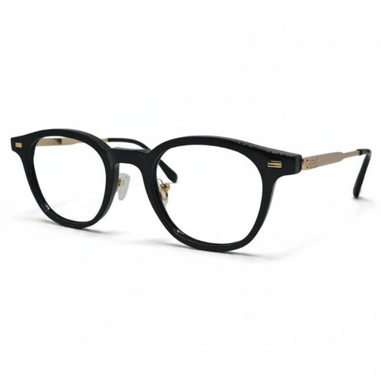 Óculos quadrado feminino preto em acetato leve e resistente. Imagem destacando o design moderno e lentes transparentes compatíveis com miopia e hipermetropia para longe ou perto.