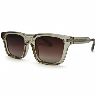 Óculos solar feminino quadrado champagne com armação em acetato leve e moderno. Imagem destacando o design refinado e lentes solares com proteção UV.