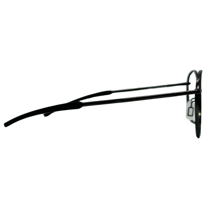 Óculos redondo grafite unissex com armação em metal e fibra de carbono leve e resistente. Imagem destacando o design moderno e as lentes transparentes, compatíveis com diferentes graus e tratamentos.