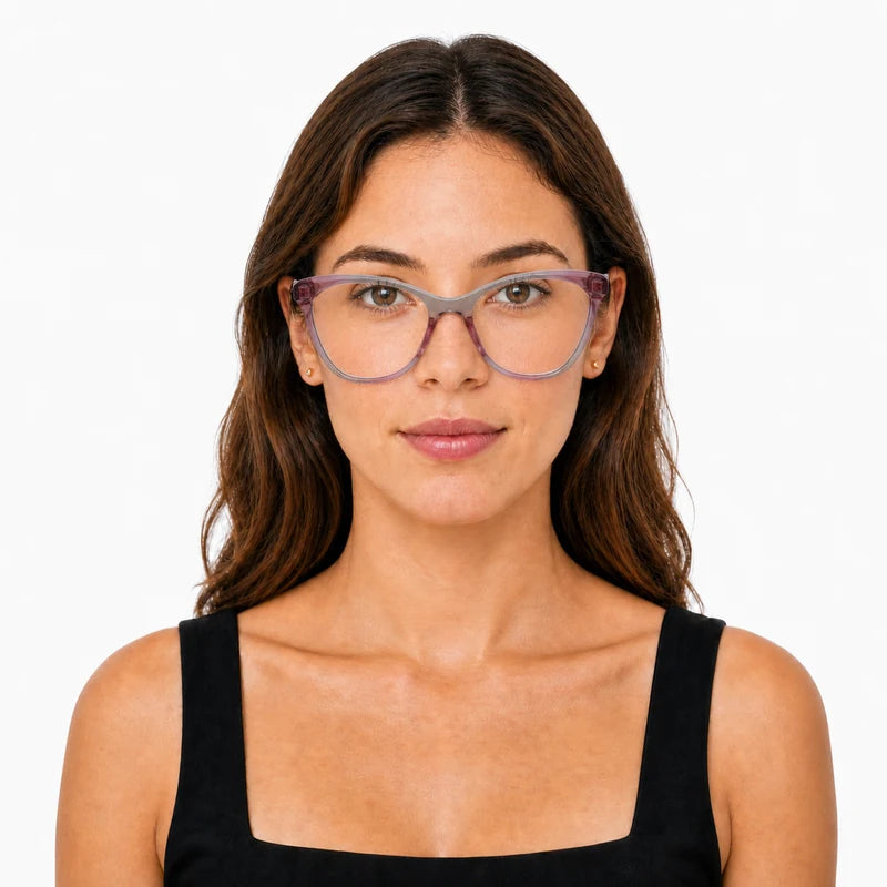 Luna - Rosa Transparente — modelo feminino usando a armação