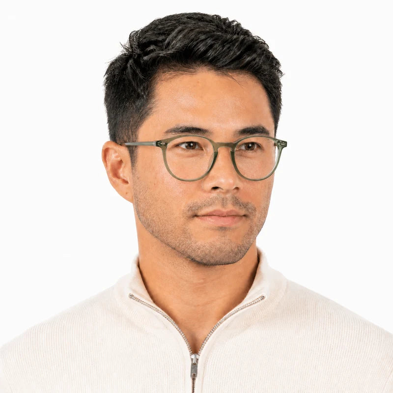 Milan 2 - Verde Transparente — modelo masculino usando a armação