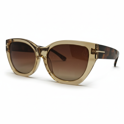 Óculos solar feminino gatinho em acetato champagne com haste tartaruga. Imagem destacando o design elegante, moderno e as lentes solares de alta proteção.