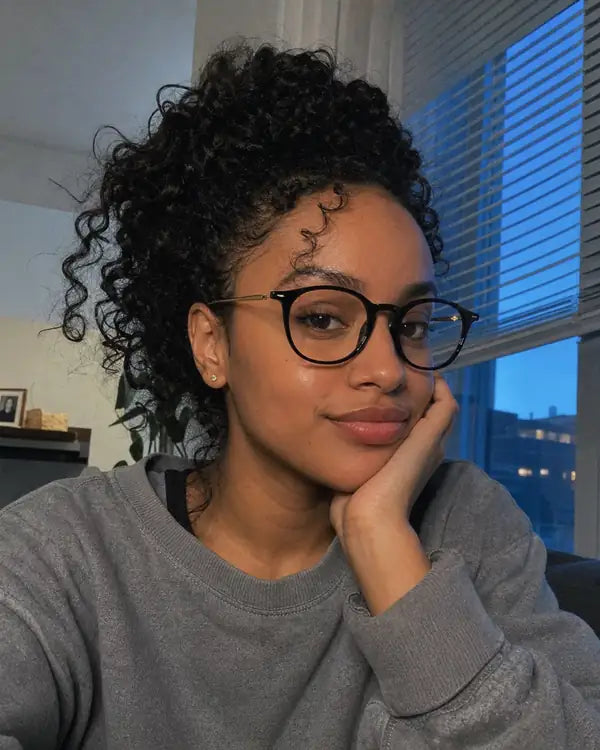 Camila A. usando o modelo Milan Tartaruga da Óculos Pronto