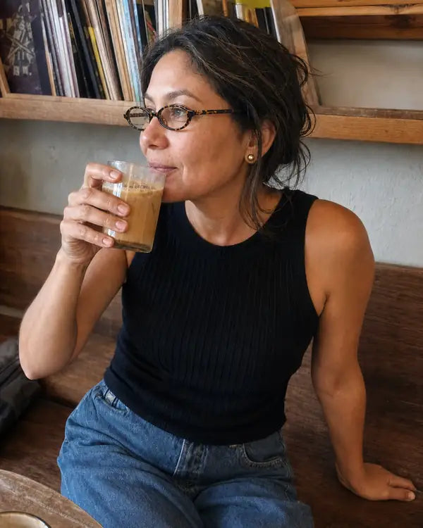 Juliana P. usando o modelo Luxe Tartaruga da Óculos Pronto